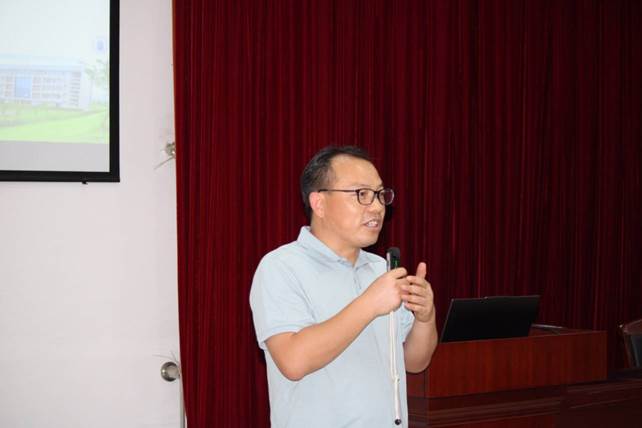 说明: F:\0建筑工程学院组织员电脑电子文件档案归档\DQ13宣教统战\DQ13-6稿件简报\2024年度\照片\23级教育动员会\雷院讲话.jpg